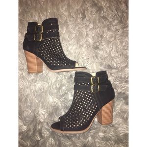 BLACK OPEN TOE HEELS